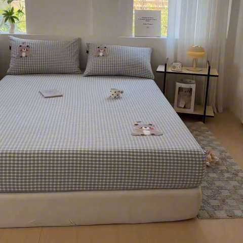 91家纺网 家纺一手货源 找家纺 乐美家纺 2025秋冬新款全棉色织水洗棉床笠三件套系列 熊嘟嘟