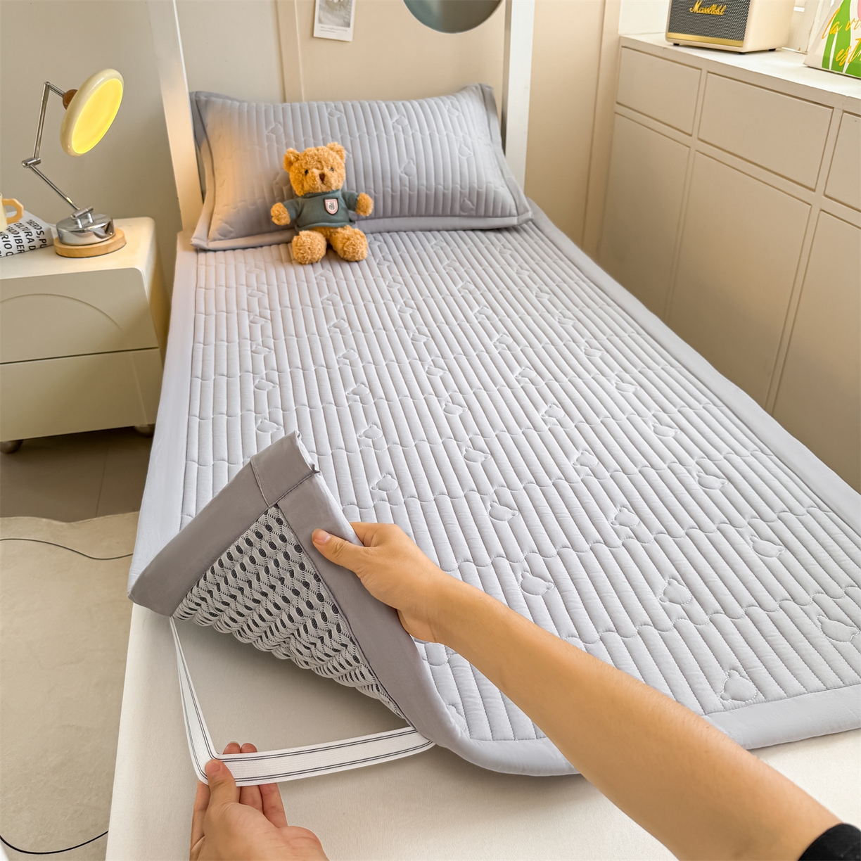 91家纺网 家纺一手货源 找家纺 雯豆家纺 2025新款学生宿舍夹棉床褥薄垫子上下铺床单人床护垫 爱心熊-床褥款暮云灰