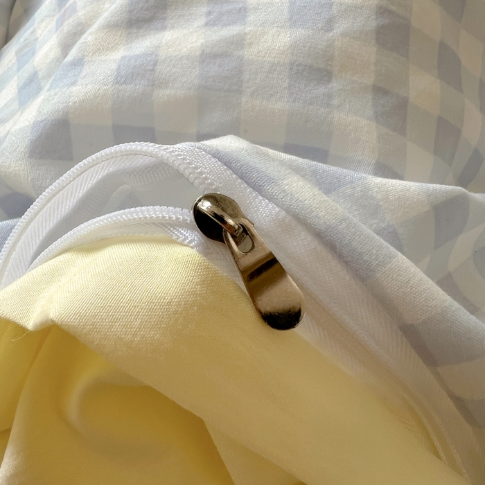 91家纺网 家纺一手货源 找家纺 百寐 2025新款亲肤柔软水洗棉卡通可爱学生季宿舍床三四件套非全棉毛巾绣 蓝格云朵