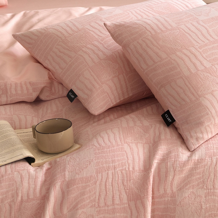 91家纺网 家纺一手货源 找家纺 乐美家纺 2025秋冬新款三层纱大提花系列四件套 梦境之翼-粉