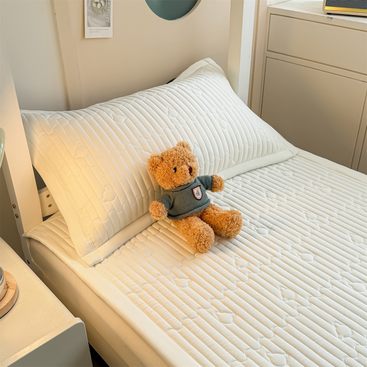 91家纺网 家纺一手货源 找家纺 雯豆家纺 2025新款学生宿舍夹棉床褥薄垫子上下铺床单人床护垫 爱心熊-床褥款月光白