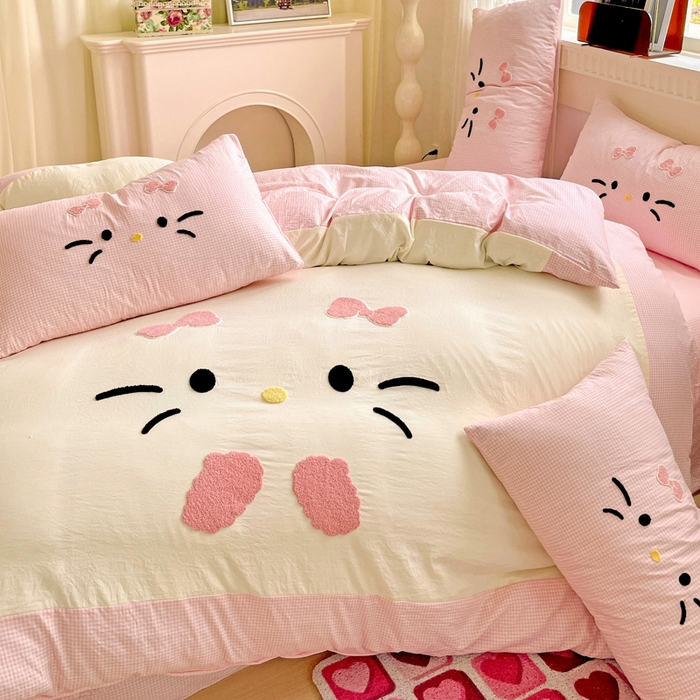 91家纺网 家纺一手货源 找家纺 富米莱（原臻工厂） 2025新款云朵棉水洗棉毛巾绣拼角工艺四件套 快乐猫咪-粉格