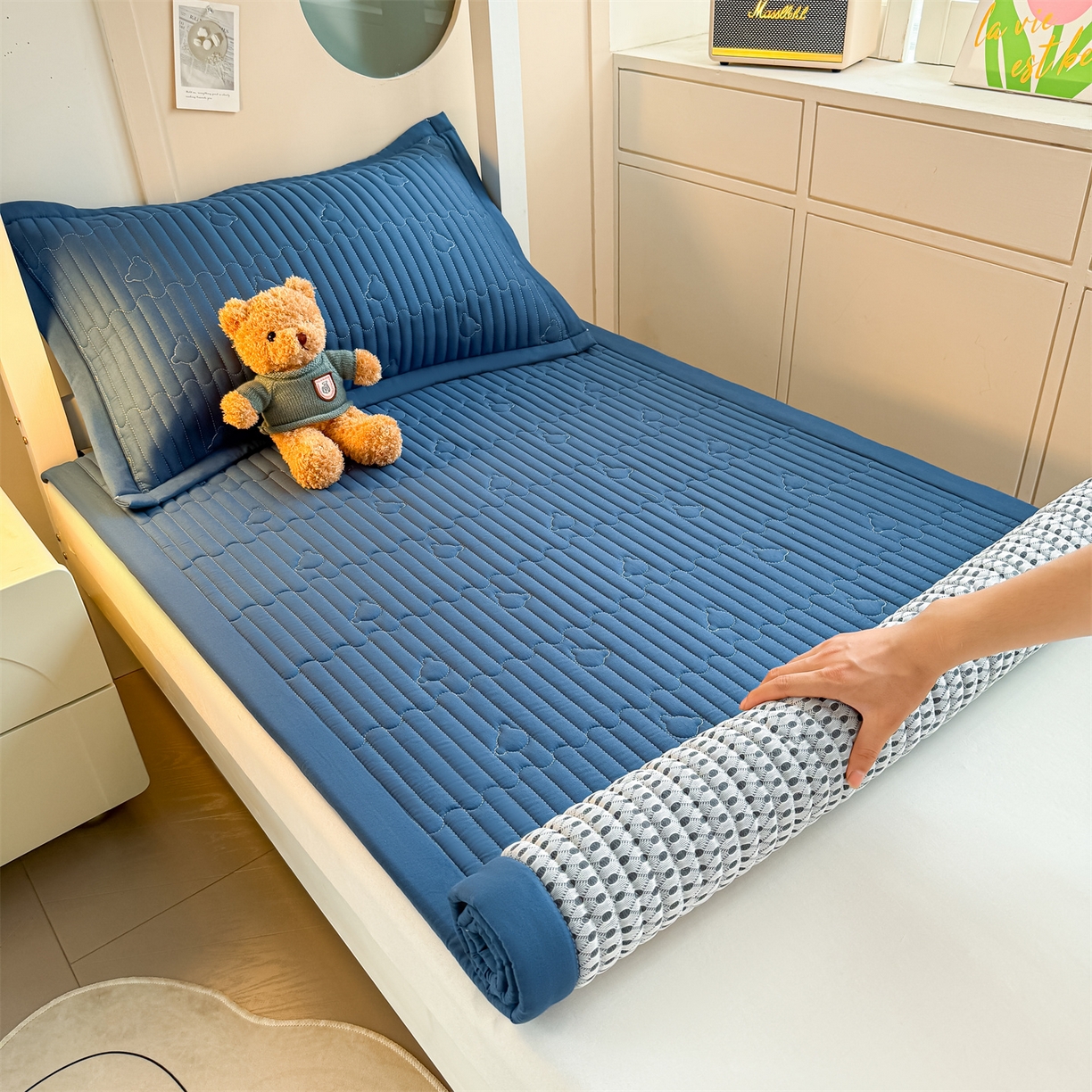 91家纺网 家纺一手货源 找家纺 雯豆家纺 2025新款学生宿舍夹棉床褥薄垫子上下铺床单人床护垫 爱心熊-床褥款黛蓝