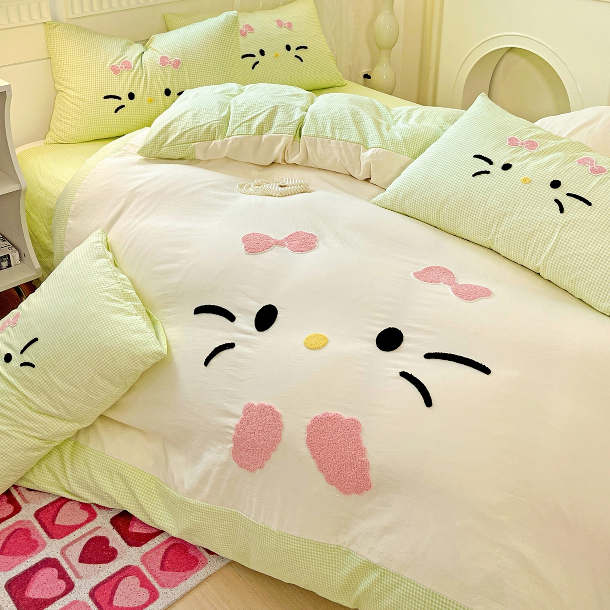 91家纺网 家纺一手货源 找家纺 富米莱（原臻工厂） 2025新款云朵棉水洗棉毛巾绣拼角工艺四件套 快乐猫咪-绿格