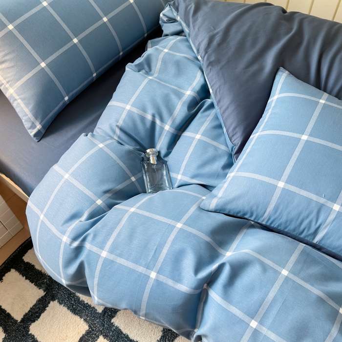 91家纺网 家纺一手货源 找家纺 曼之夏 2025新款全棉拼色纯色宿舍学生三件套 蓝格