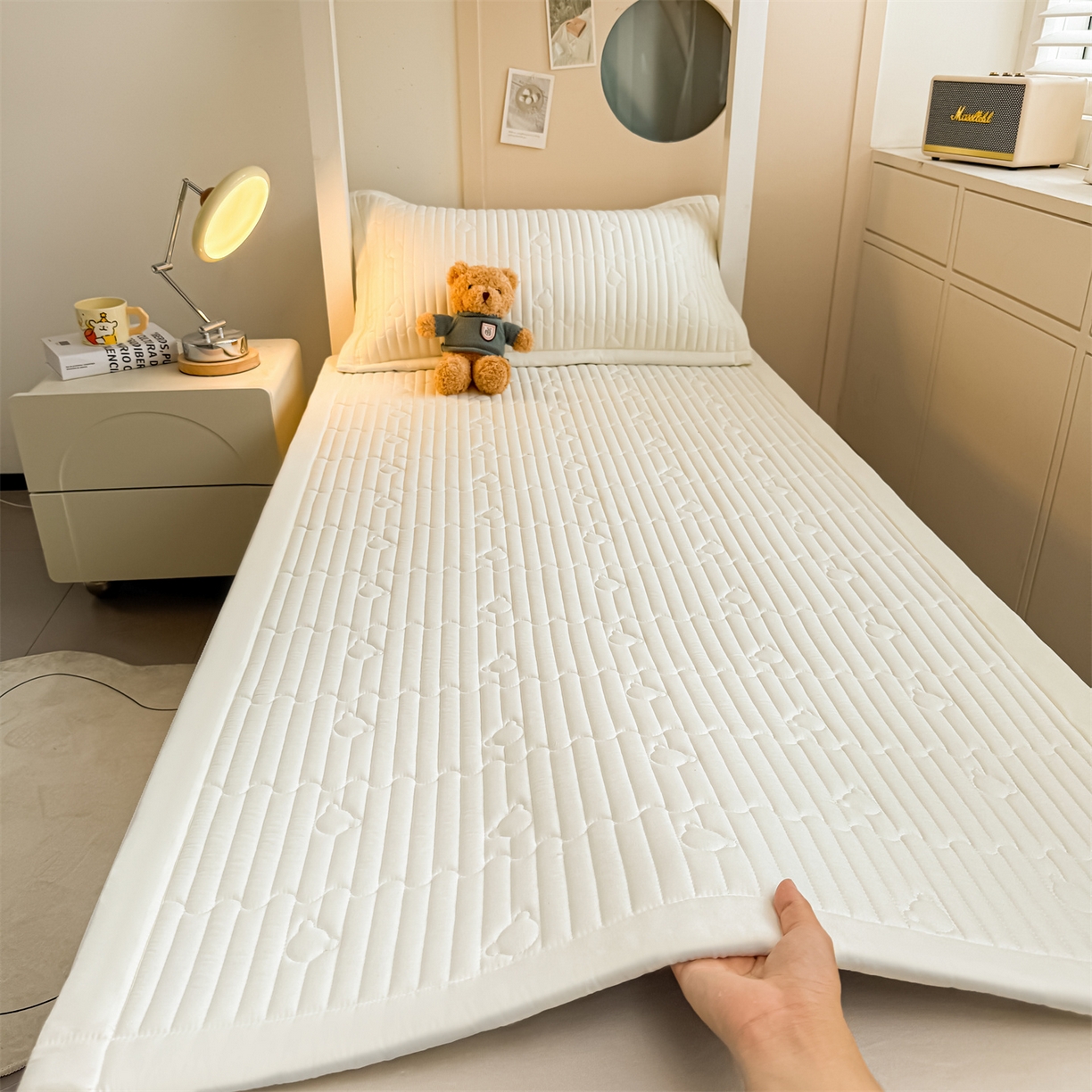 91家纺网 家纺一手货源 找家纺 雯豆家纺 2025新款学生宿舍夹棉床褥薄垫子上下铺床单人床护垫 爱心熊-床褥款月光白