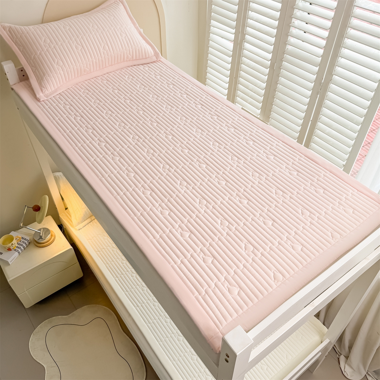 91家纺网 家纺一手货源 找家纺 雯豆家纺 2025新款学生宿舍夹棉床褥薄垫子上下铺床单人床护垫 爱心熊-床褥款月光白