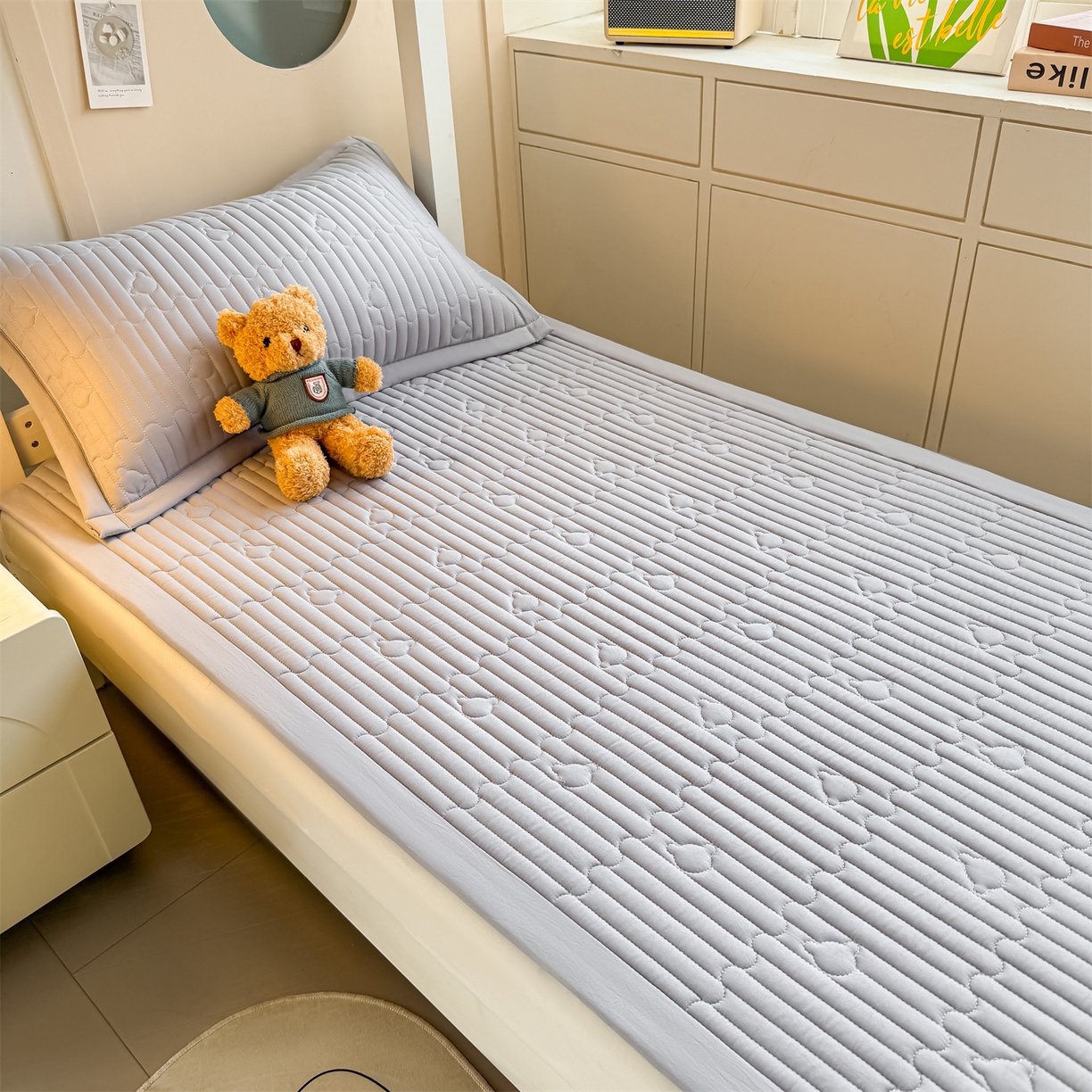 91家纺网 家纺一手货源 找家纺 雯豆家纺 2025新款学生宿舍夹棉床褥薄垫子上下铺床单人床护垫 爱心熊-床褥款暮云灰