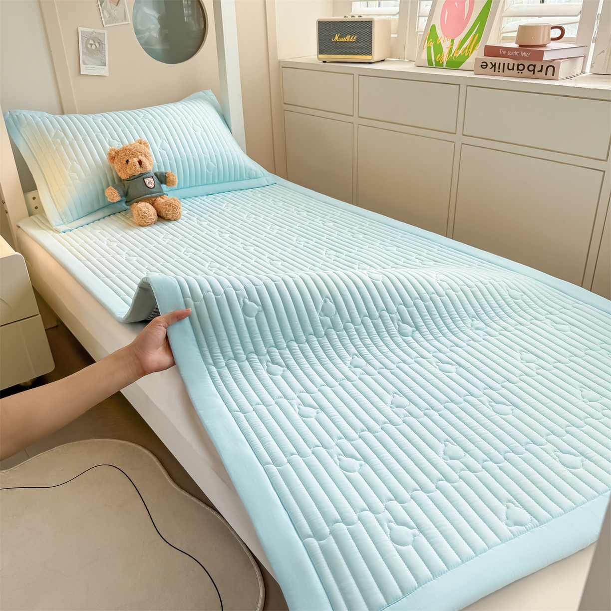 91家纺网 家纺一手货源 找家纺 雯豆家纺 2025新款学生宿舍夹棉床褥薄垫子上下铺床单人床护垫 爱心熊-床褥款淡水蓝