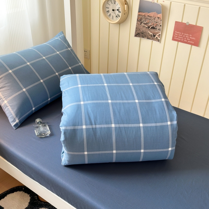 91家纺网 家纺一手货源 找家纺 曼之夏 2025新款全棉拼色纯色宿舍学生三件套 蓝格