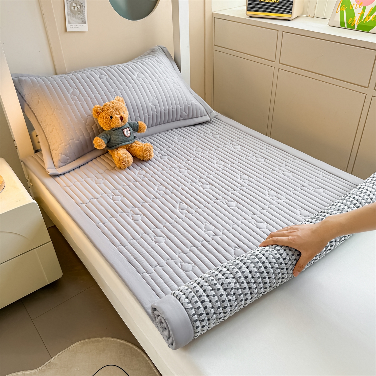 91家纺网 家纺一手货源 找家纺 雯豆家纺 2025新款学生宿舍夹棉床褥薄垫子上下铺床单人床护垫 爱心熊-床褥款暮云灰