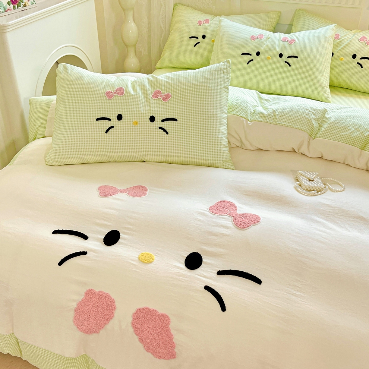 91家纺网 家纺一手货源 找家纺 富米莱（原臻工厂） 2025新款云朵棉水洗棉毛巾绣拼角工艺四件套 快乐猫咪-绿格