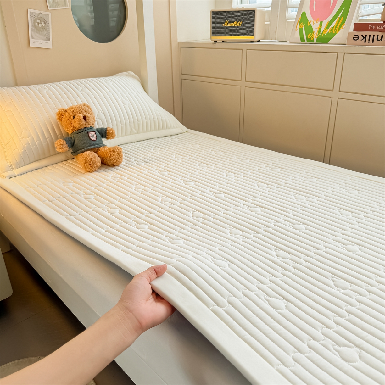 91家纺网 家纺一手货源 找家纺 雯豆家纺 2025新款学生宿舍夹棉床褥薄垫子上下铺床单人床护垫 爱心熊-床褥款月光白