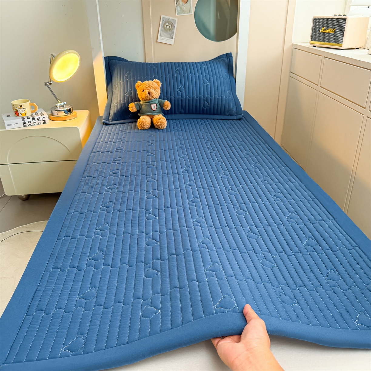 91家纺网 家纺一手货源 找家纺 雯豆家纺 2025新款学生宿舍夹棉床褥薄垫子上下铺床单人床护垫 爱心熊-床褥款黛蓝