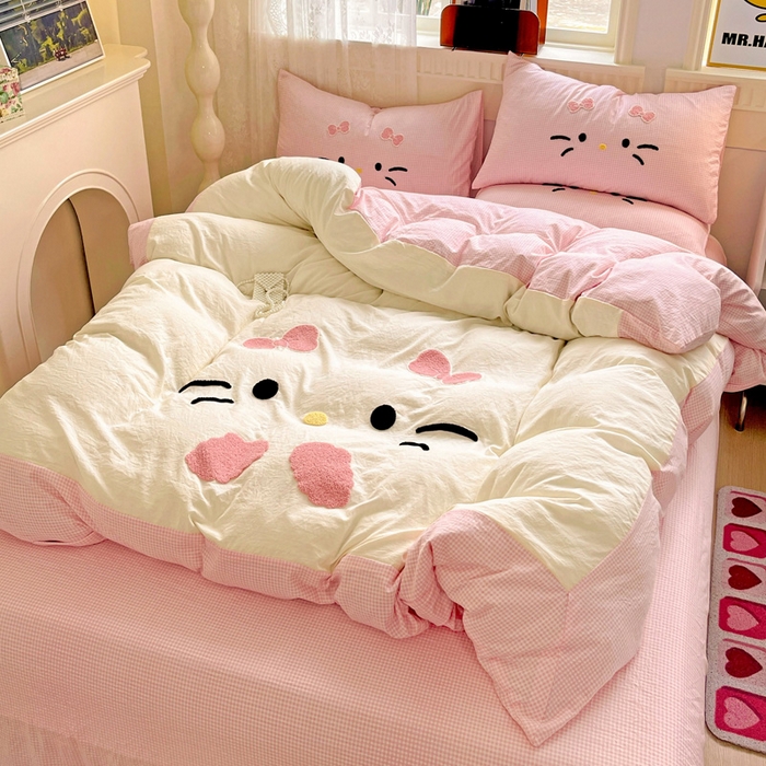 91家纺网 家纺一手货源 找家纺 富米莱（原臻工厂） 2025新款云朵棉水洗棉毛巾绣拼角工艺四件套 快乐猫咪-粉格