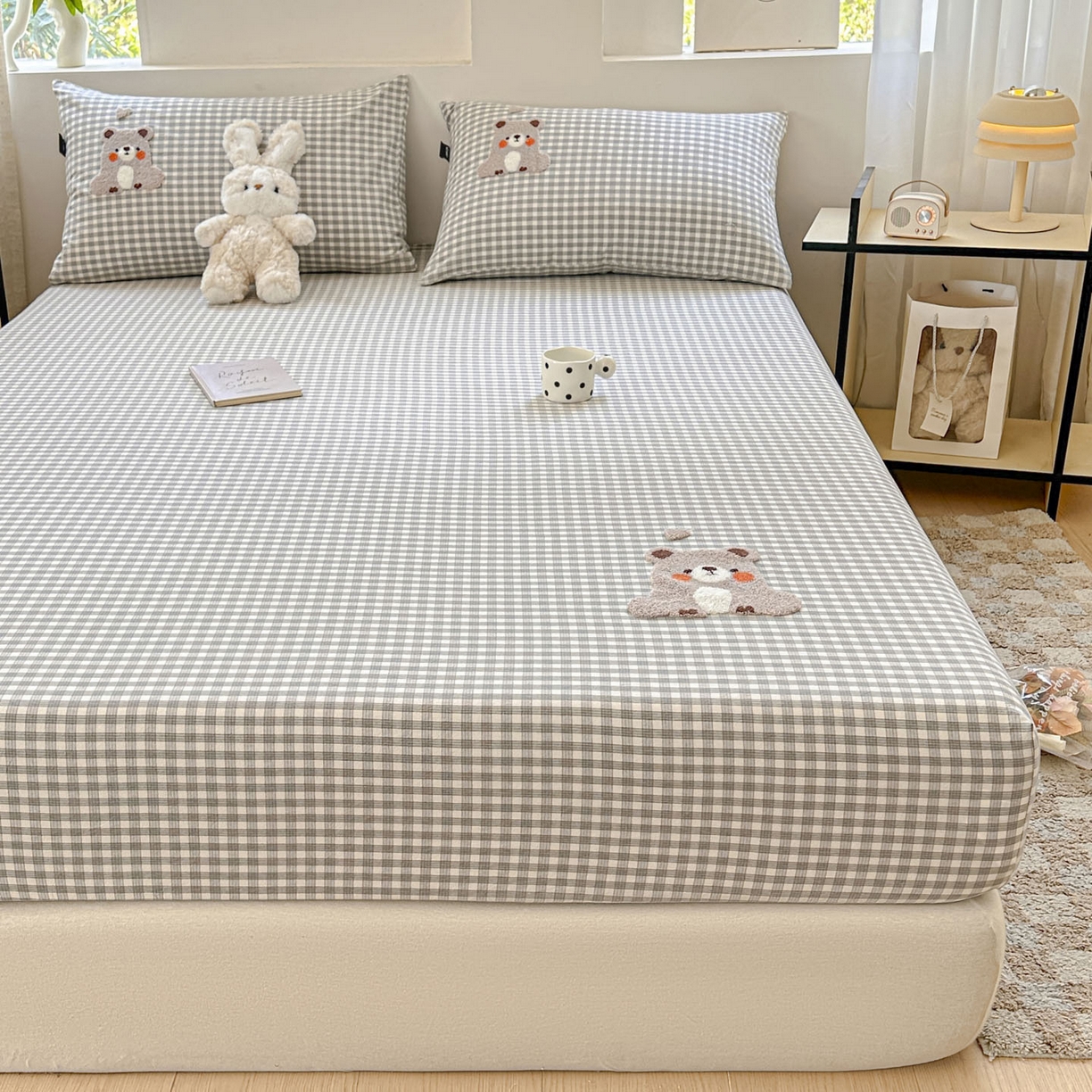 91家纺网 家纺一手货源 找家纺 乐美家纺 2025秋冬新款全棉色织水洗棉床笠三件套系列 熊嘟嘟