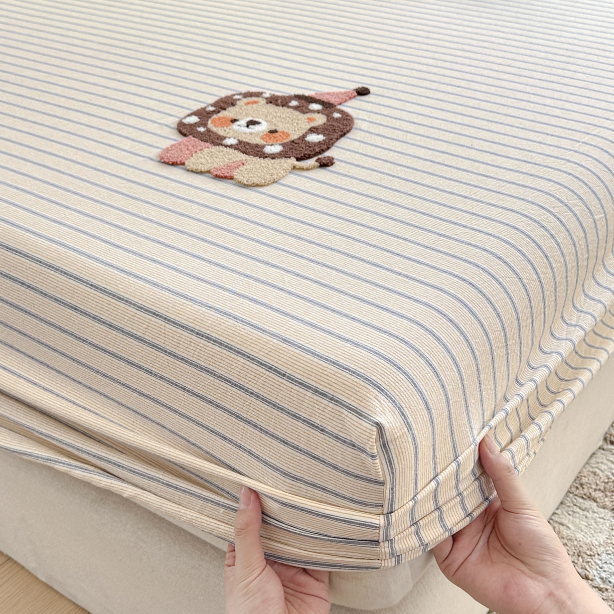 91家纺网 家纺一手货源 找家纺 乐美家纺 2025秋冬新款全棉色织水洗棉床笠三件套系列 奶萌狮