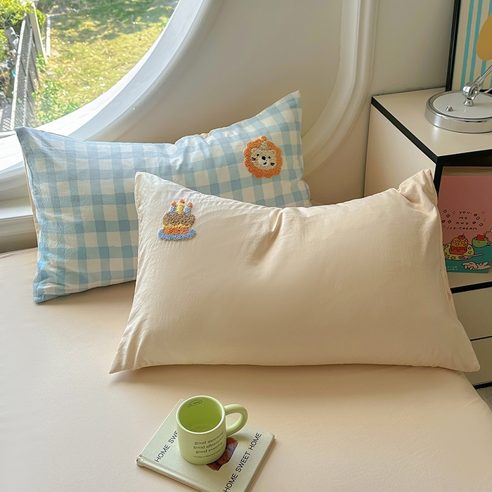 91家纺网 家纺一手货源 找家纺 百寐 2025新款亲肤柔软水洗棉卡通可爱学生季宿舍床三四件套非全棉毛巾绣 蓝格狮子