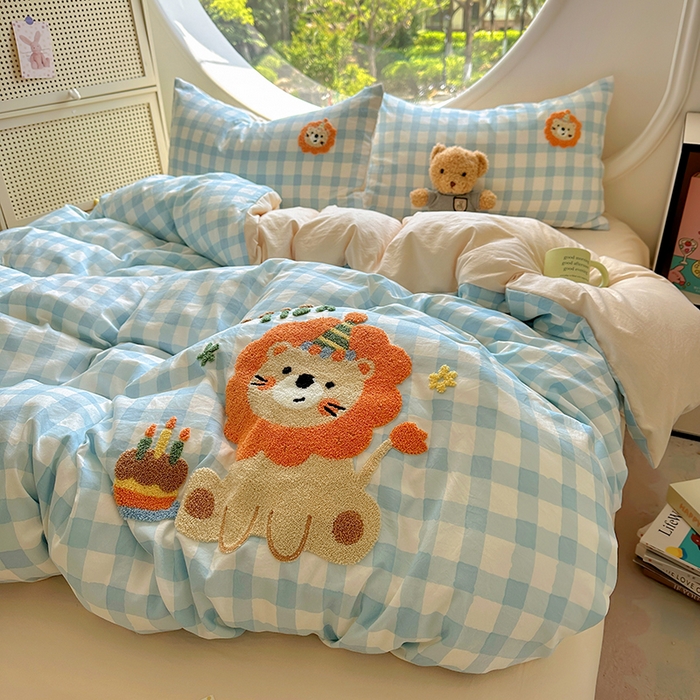 91家纺网 家纺一手货源 找家纺 百寐 2025新款亲肤柔软水洗棉卡通可爱学生季宿舍床三四件套非全棉毛巾绣 蓝格狮子