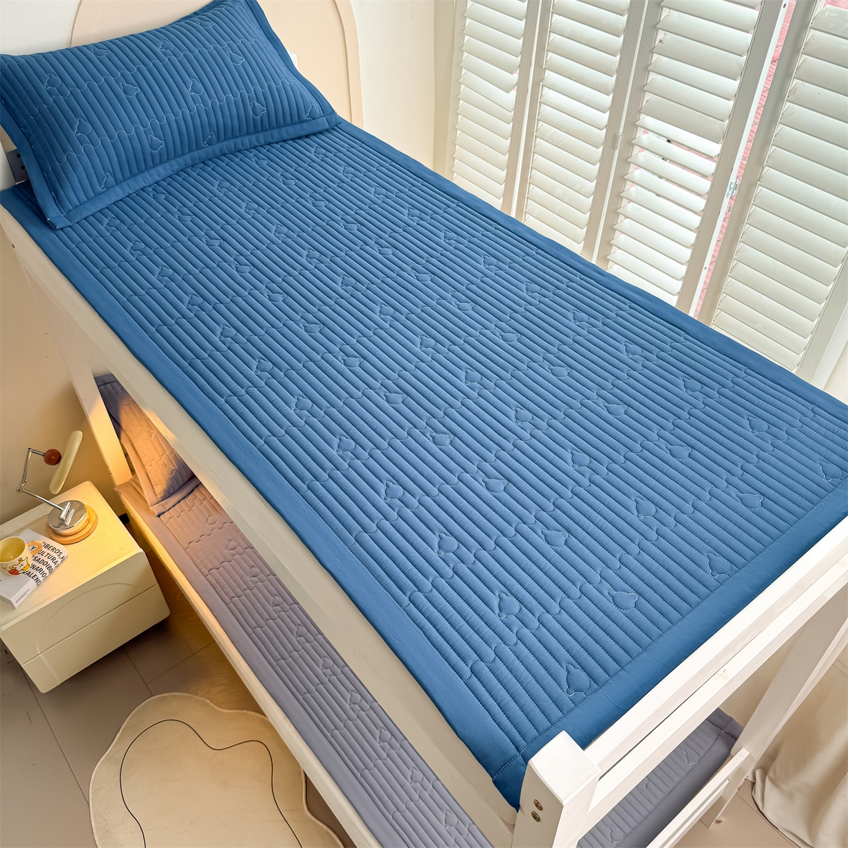 91家纺网 家纺一手货源 找家纺 雯豆家纺 2025新款学生宿舍夹棉床褥薄垫子上下铺床单人床护垫 爱心熊-床褥款深空灰