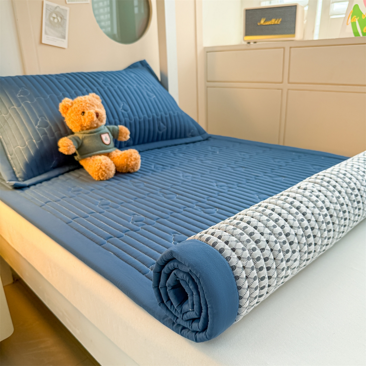 91家纺网 家纺一手货源 找家纺 雯豆家纺 2025新款学生宿舍夹棉床褥薄垫子上下铺床单人床护垫 爱心熊-床褥款黛蓝