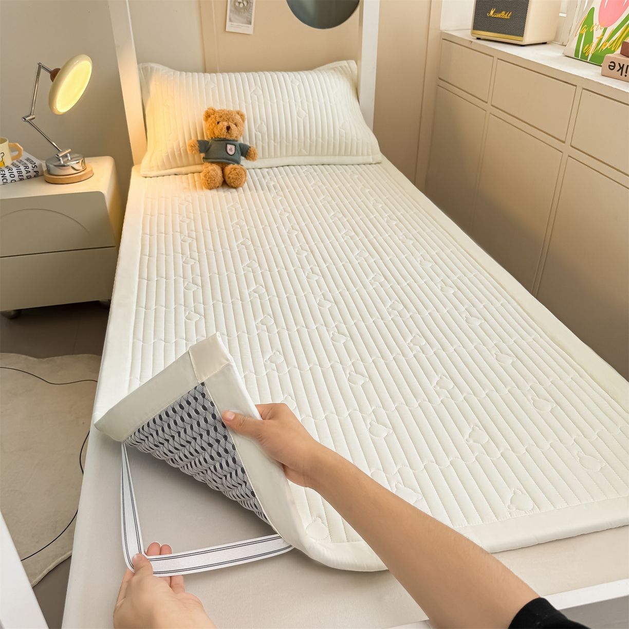 91家纺网 家纺一手货源 找家纺 雯豆家纺 2025新款学生宿舍夹棉床褥薄垫子上下铺床单人床护垫 爱心熊-床褥款月光白