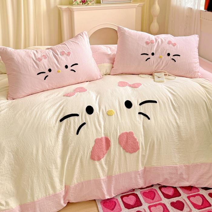 91家纺网 家纺一手货源 找家纺 富米莱（原臻工厂） 2025新款云朵棉水洗棉毛巾绣拼角工艺四件套 快乐猫咪-粉格