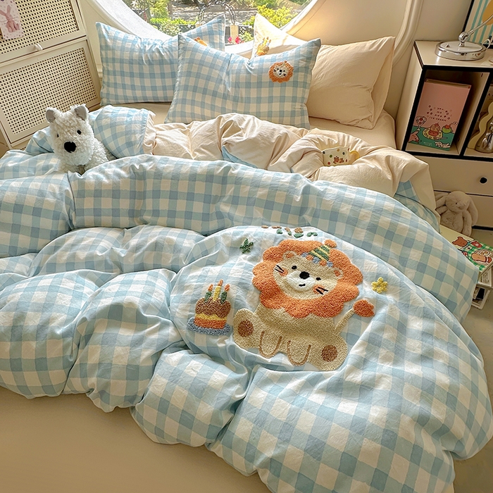 91家纺网 家纺一手货源 找家纺 百寐 2025新款亲肤柔软水洗棉卡通可爱学生季宿舍床三四件套非全棉毛巾绣 蓝格狮子