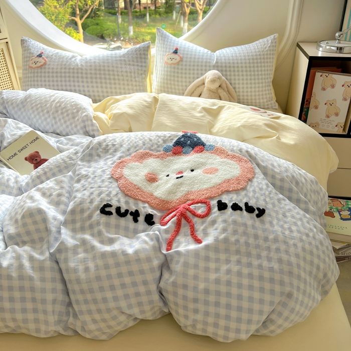 91家纺网 家纺一手货源 找家纺 百寐 2025新款亲肤柔软水洗棉卡通可爱学生季宿舍床三四件套非全棉毛巾绣 蓝格云朵