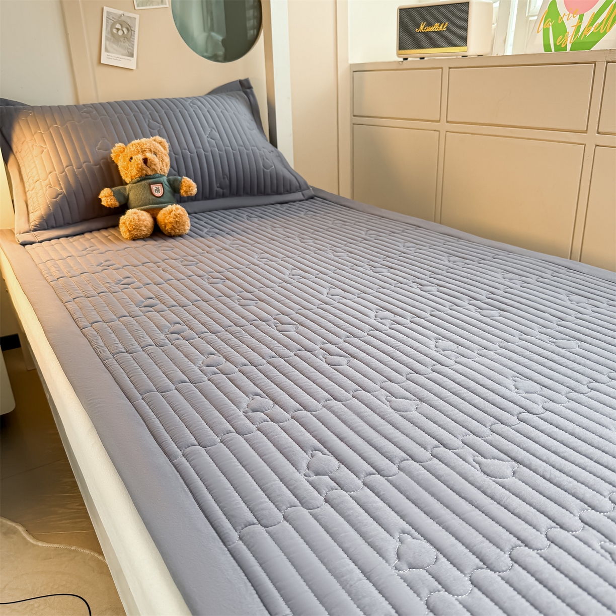 91家纺网 家纺一手货源 找家纺 雯豆家纺 2025新款学生宿舍夹棉床褥薄垫子上下铺床单人床护垫 爱心熊-床褥款深空灰