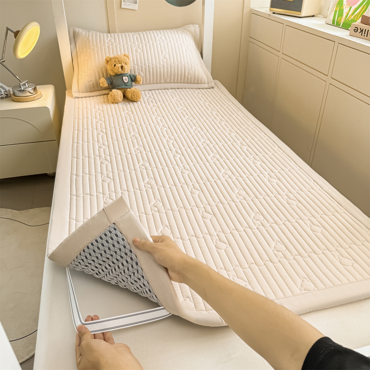 91家纺网 家纺一手货源 找家纺 雯豆家纺 2025新款学生宿舍夹棉床褥薄垫子上下铺床单人床护垫 爱心熊-床褥款奶咖