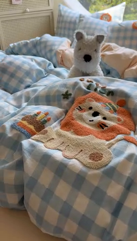 91家纺网 家纺一手货源 找家纺 百寐 2025新款亲肤柔软水洗棉卡通可爱学生季宿舍床三四件套非全棉毛巾绣 蓝格狮子