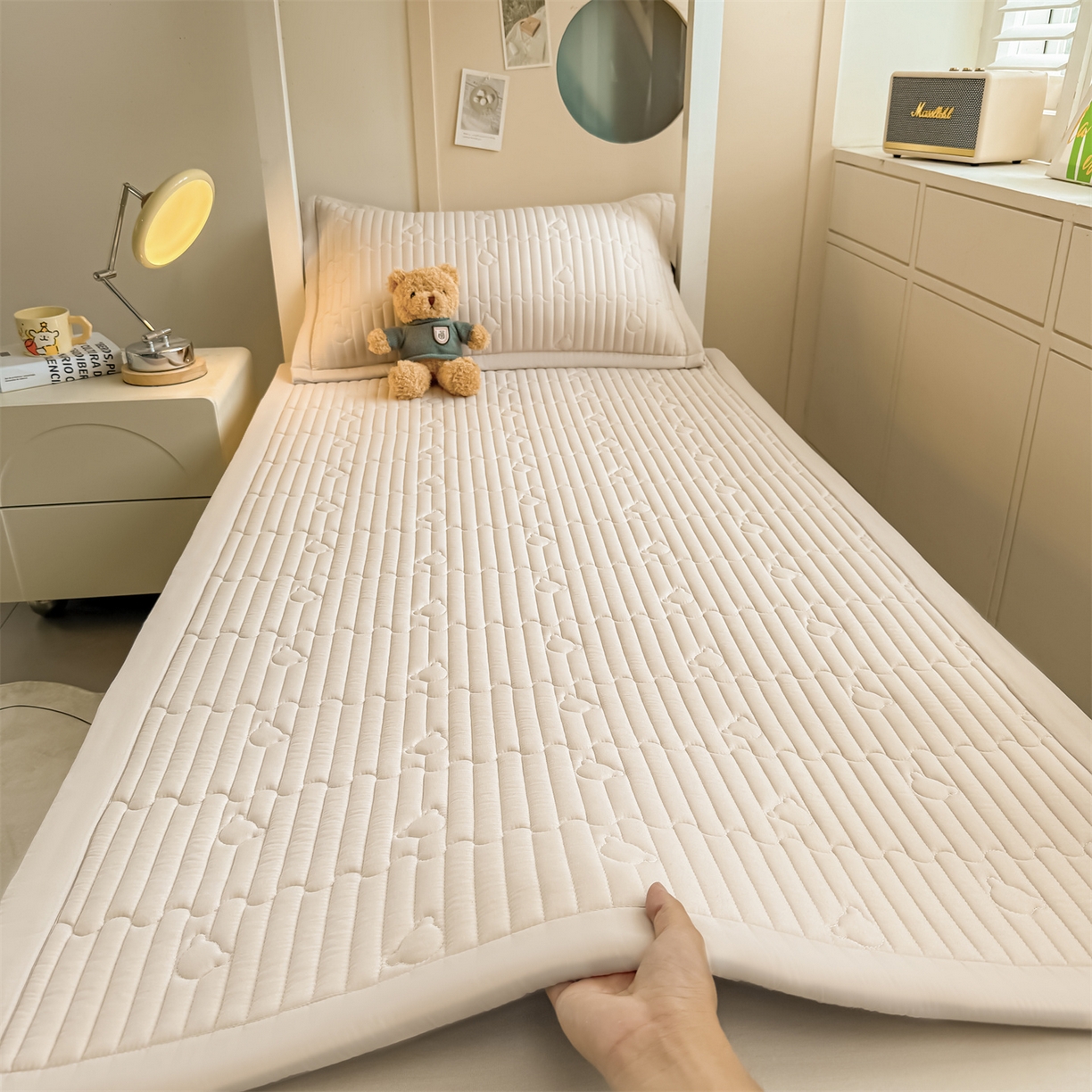 91家纺网 家纺一手货源 找家纺 雯豆家纺 2025新款学生宿舍夹棉床褥薄垫子上下铺床单人床护垫 爱心熊-床褥款奶咖