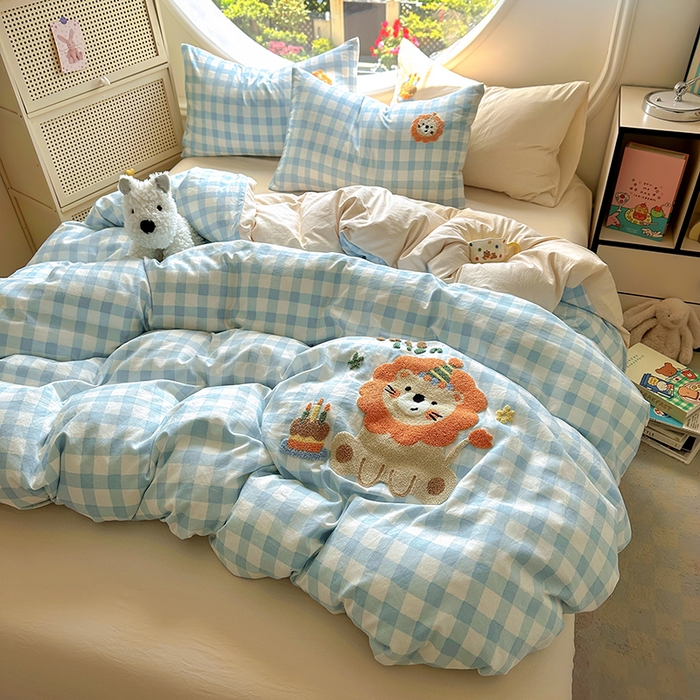 91家纺网 家纺一手货源 找家纺 百寐 2025新款亲肤柔软水洗棉卡通可爱学生季宿舍床三四件套非全棉毛巾绣 蓝格狮子