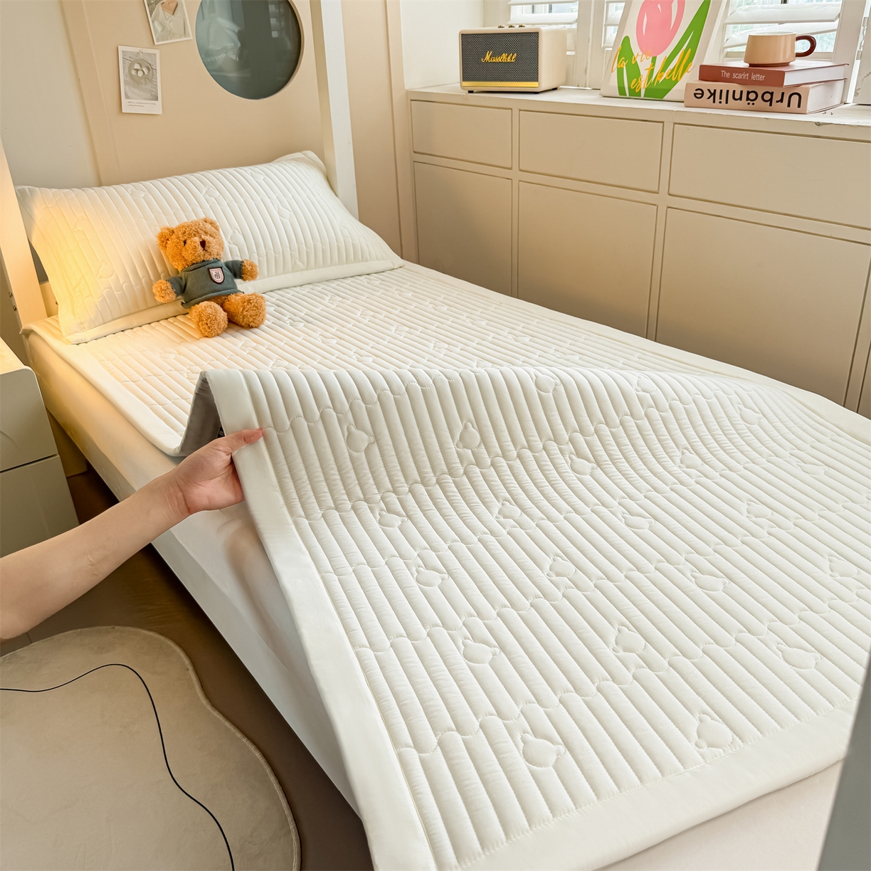 91家纺网 家纺一手货源 找家纺 雯豆家纺 2025新款学生宿舍夹棉床褥薄垫子上下铺床单人床护垫 爱心熊-床褥款月光白