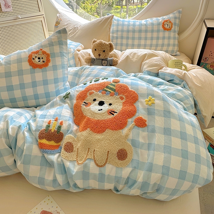 91家纺网 家纺一手货源 找家纺 百寐 2025新款亲肤柔软水洗棉卡通可爱学生季宿舍床三四件套非全棉毛巾绣 蓝格狮子