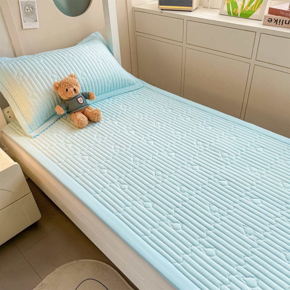 91家纺网 家纺一手货源 找家纺 雯豆家纺 2025新款学生宿舍夹棉床褥薄垫子上下铺床单人床护垫 爱心熊-床褥款淡水蓝