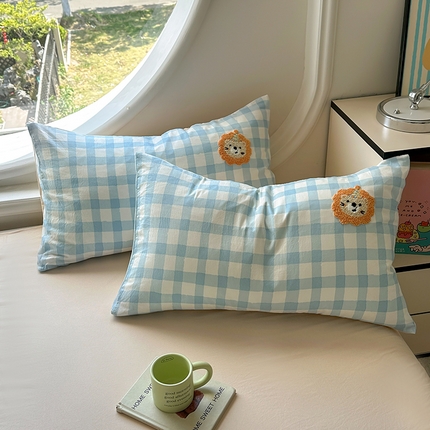 91家纺网 家纺一手货源 找家纺 百寐 2025新款亲肤柔软水洗棉卡通可爱学生季宿舍床三四件套非全棉毛巾绣 蓝格狮子