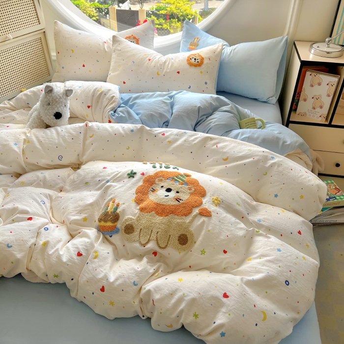 91家纺网 家纺一手货源 找家纺 百寐 2025新款亲肤柔软水洗棉卡通可爱学生季宿舍床三四件套非全棉毛巾绣 星空狮子