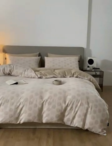 91家纺网 家纺一手货源 找家纺 乐美家纺 2025秋冬新款三层纱大提花系列四件套 波妞-卡其