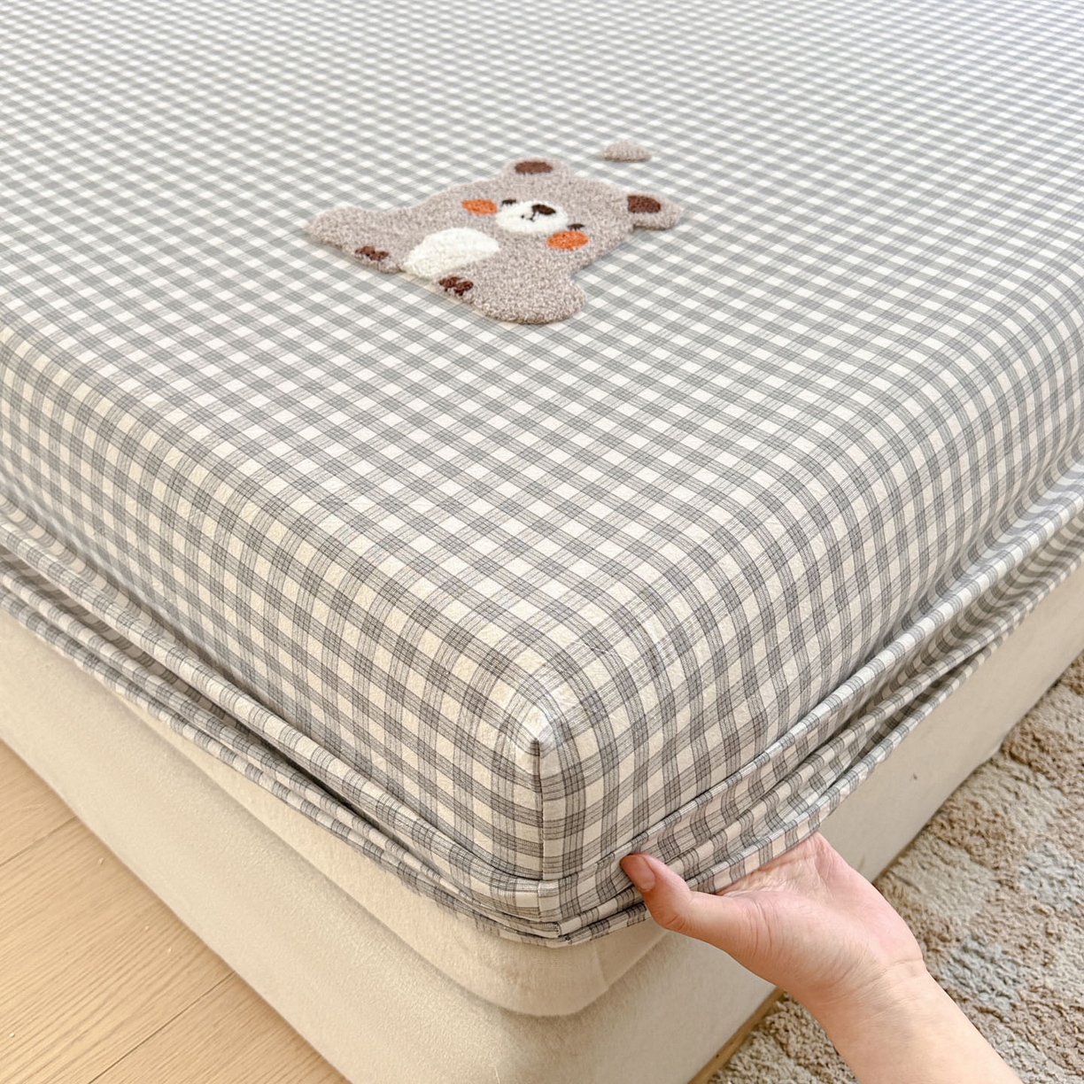 91家纺网 家纺一手货源 找家纺 乐美家纺 2025秋冬新款全棉色织水洗棉床笠三件套系列 熊嘟嘟