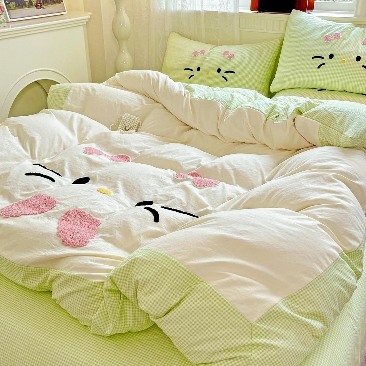 91家纺网 家纺一手货源 找家纺 富米莱（原臻工厂） 2025新款云朵棉水洗棉毛巾绣拼角工艺四件套 快乐猫咪-绿格