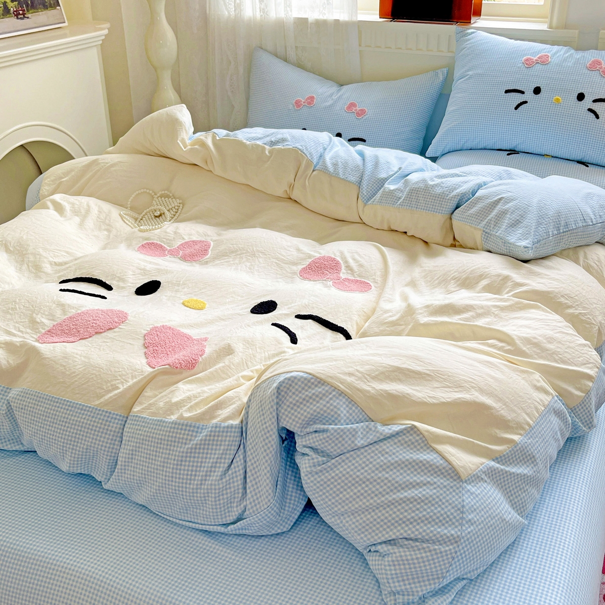 91家纺网 家纺一手货源 找家纺 富米莱（原臻工厂） 2025新款云朵棉水洗棉毛巾绣拼角工艺四件套 快乐猫咪-蓝格