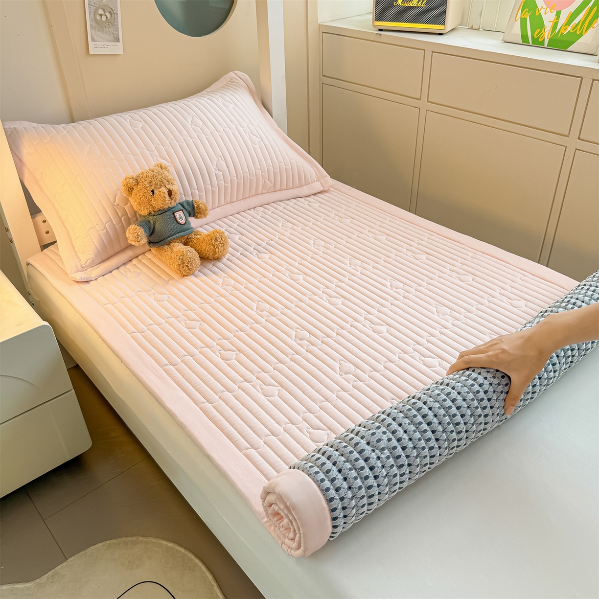 91家纺网 家纺一手货源 找家纺 雯豆家纺 2025新款学生宿舍夹棉床褥薄垫子上下铺床单人床护垫 爱心熊-床褥款密合粉