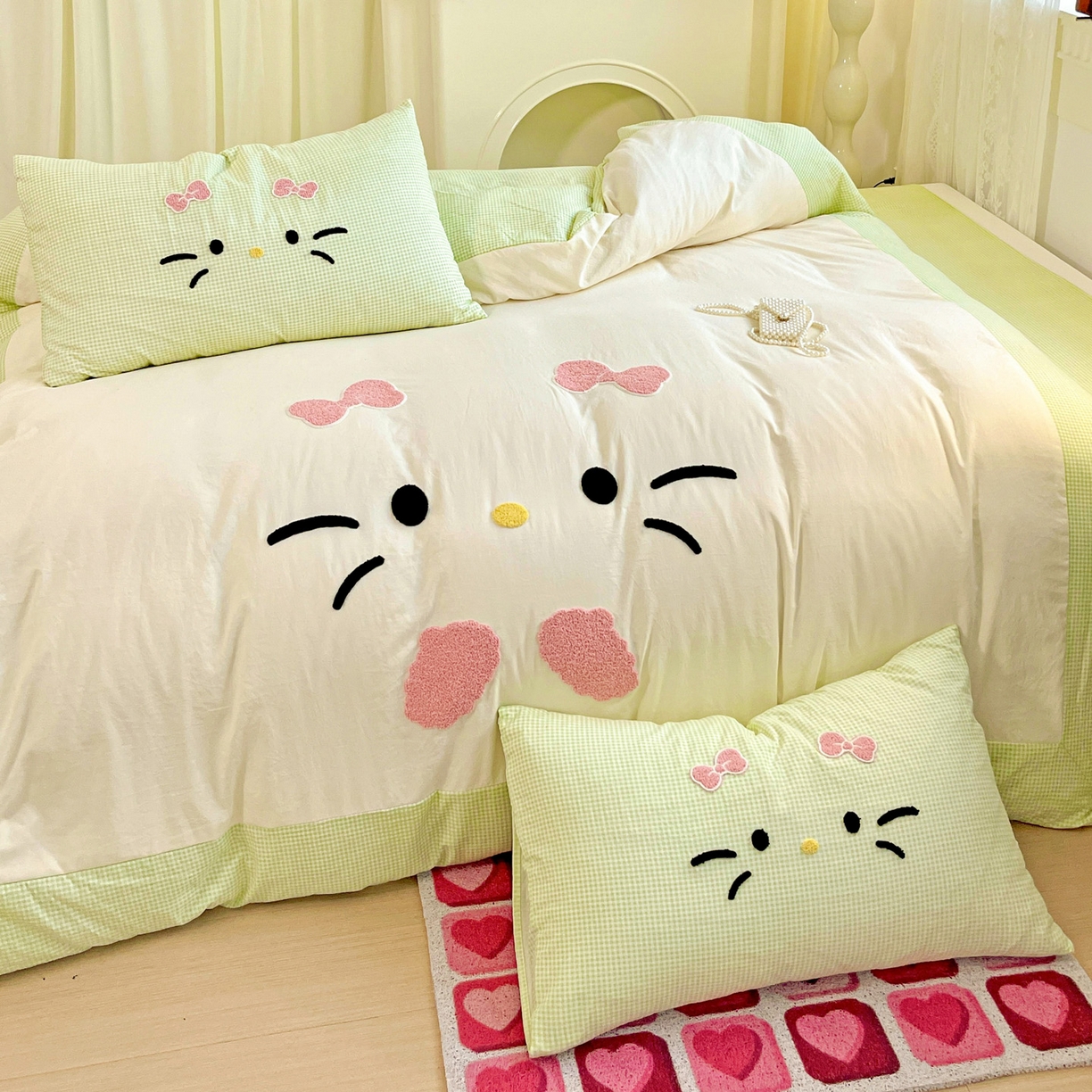 91家纺网 家纺一手货源 找家纺 富米莱（原臻工厂） 2025新款云朵棉水洗棉毛巾绣拼角工艺四件套 快乐猫咪-绿格