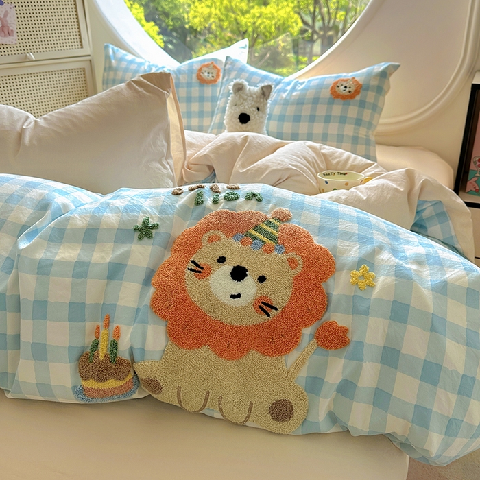 91家纺网 家纺一手货源 找家纺 百寐 2025新款亲肤柔软水洗棉卡通可爱学生季宿舍床三四件套非全棉毛巾绣 蓝格狮子