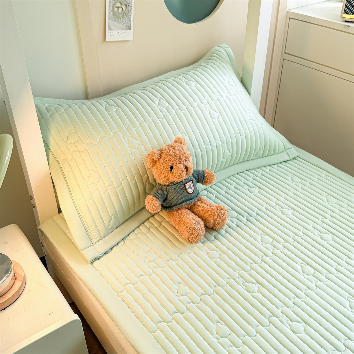 91家纺网 家纺一手货源 找家纺 雯豆家纺 2025新款学生宿舍夹棉床褥薄垫子上下铺床单人床护垫 爱心熊-床褥款清雅绿