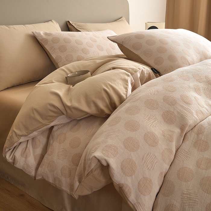 91家纺网 家纺一手货源 找家纺 乐美家纺 2025秋冬新款三层纱大提花系列四件套 波妞-卡其