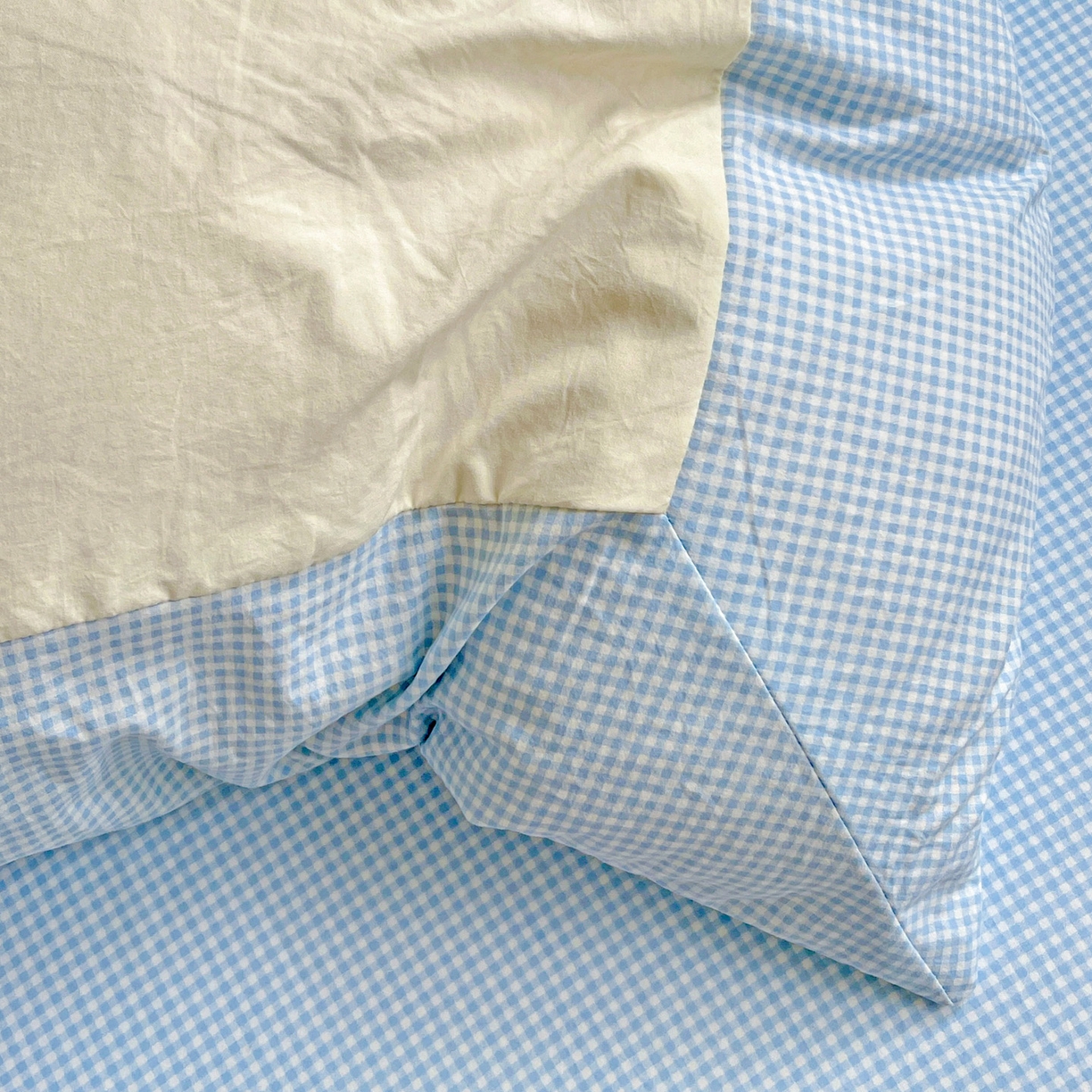 91家纺网 家纺一手货源 找家纺 富米莱（原臻工厂） 2025新款云朵棉水洗棉毛巾绣拼角工艺四件套 快乐猫咪-蓝格