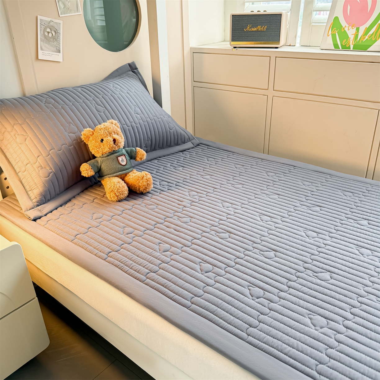 91家纺网 家纺一手货源 找家纺 雯豆家纺 2025新款学生宿舍夹棉床褥薄垫子上下铺床单人床护垫 爱心熊-床褥款深空灰